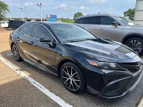 Used 2023 Toyota Camry SE FWD image 11