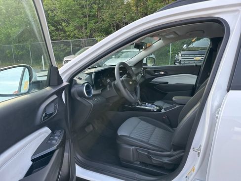 Used 2025 Chevrolet Trax LT image 13