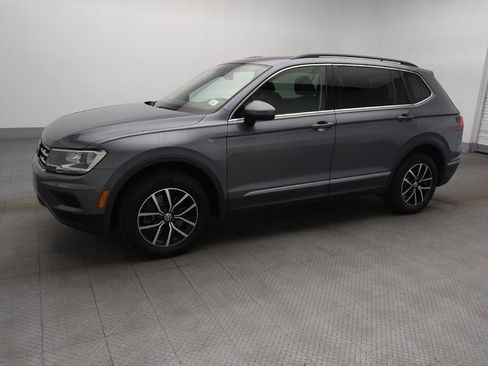Used 2021 Volkswagen Tiguan SE w/ Panoramic Sunroof Package FWD image 2