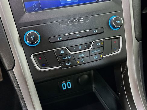 Used 2020 Ford Fusion SE image 23