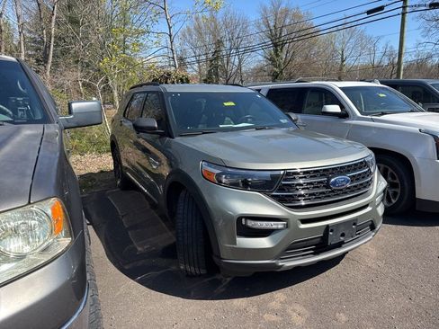 Used 2020 Ford Explorer XLT w/ Equipment Group 202A image 3