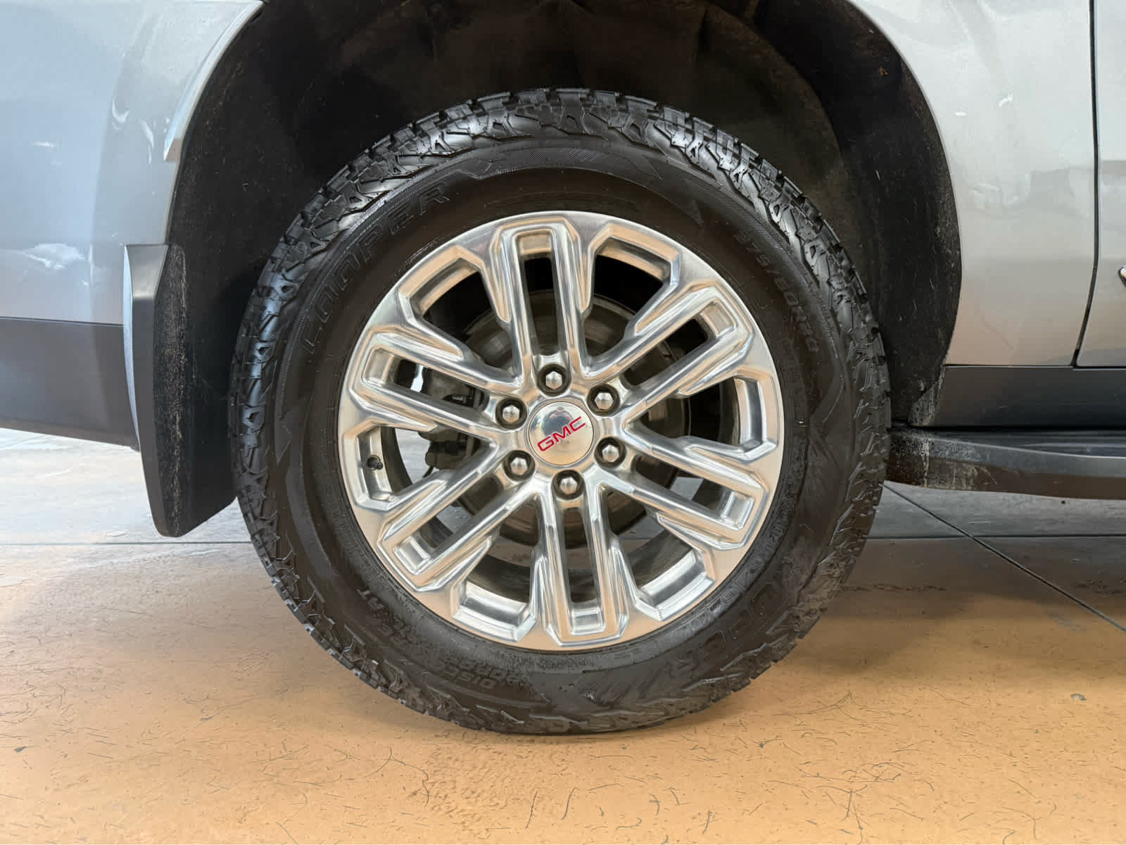 Used 2023 GMC Yukon XL SLT AWD/4WD image 8