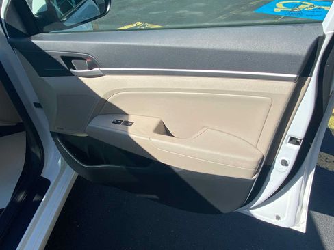 Used 2017 Hyundai Elantra Limited w/ Limited Tech Package 04 FWD image 31