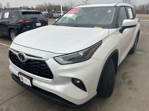 Used 2025 Toyota Highlander XLE image 3