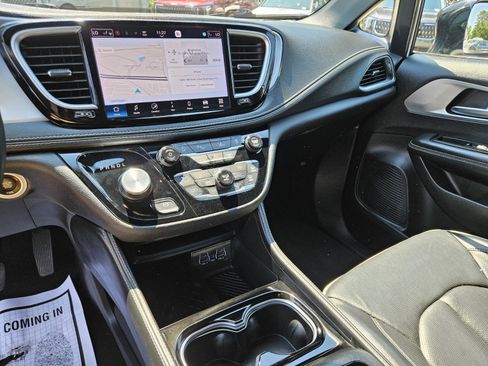 Used 2025 Chrysler Pacifica Limited FWD image 20