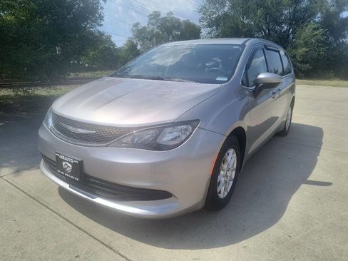 Used 2017 Chrysler Pacifica LX image 1