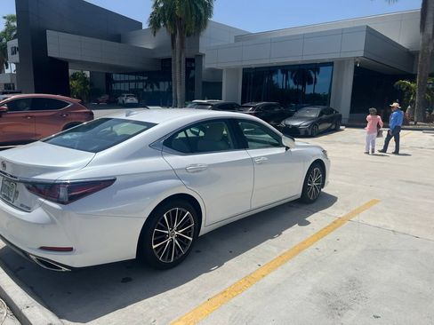 Used 2024 Lexus ES 350 w/ Premium Package FWD image 10
