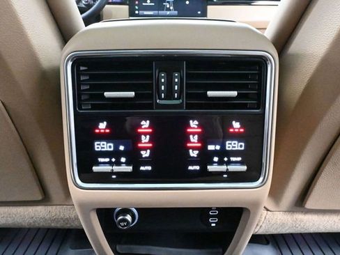 Used 2022 Porsche Cayenne Base image 43