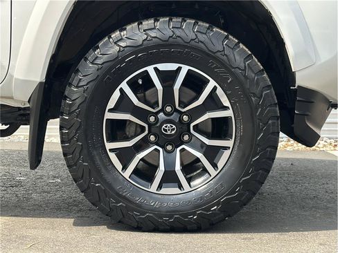 Used 2017 Toyota Tacoma SR5 w/ Tow Package AWD/4WD image 27
