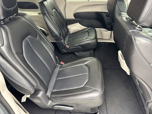 Used 2023 Chrysler Pacifica Touring-L image 15