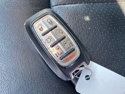 Used 2021 Chrysler Pacifica Touring-L image 26