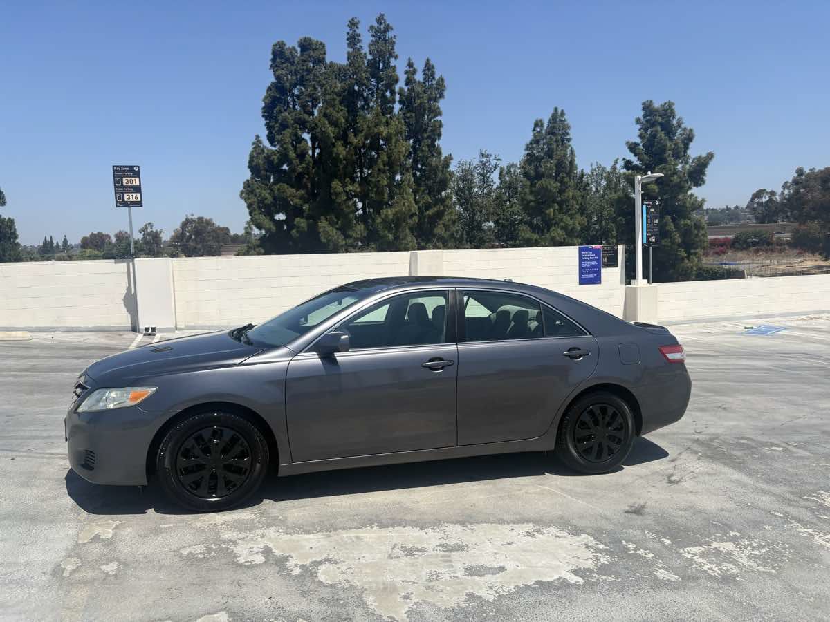 Used 2011 Toyota Camry LE FWD image 7