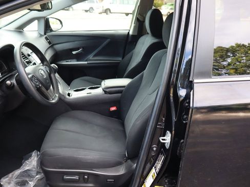 Used 2015 Toyota Venza LE image 19