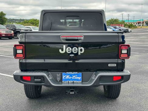 Used 2020 Jeep Gladiator Overland AWD/4WD image 7