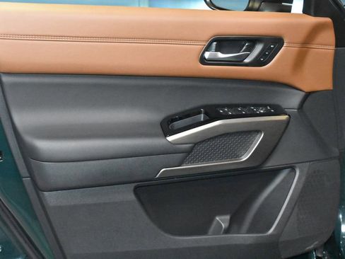 Certified 2025 Nissan Pathfinder Platinum w/ Lighting Package (N92) image 4