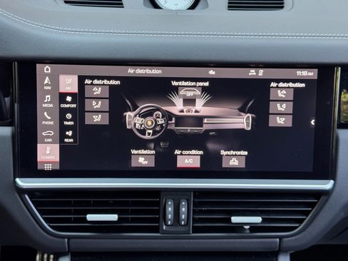 Used 2021 Porsche Cayenne Turbo S image 32