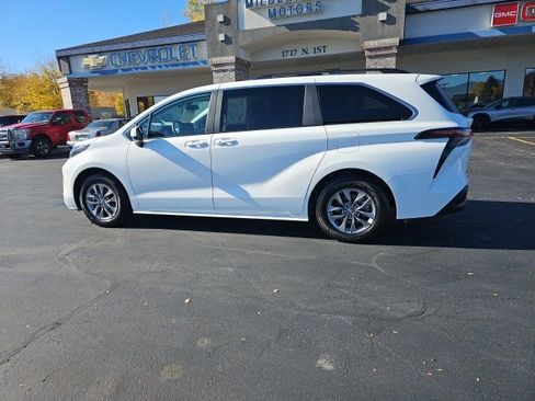 Used 2025 Toyota Sienna LE image 50