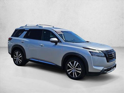 Used 2023 Nissan Pathfinder Platinum w/ Black Appearance Package FWD image 3
