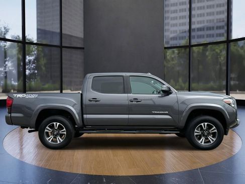 Used 2018 Toyota Tacoma TRD Sport image 3
