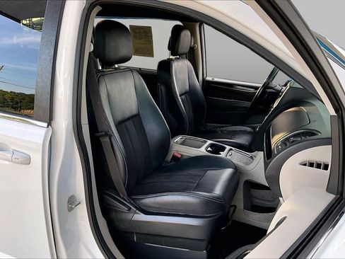 Used 2019 Dodge Grand Caravan SXT w/ Driver Convenience Group FWD image 9