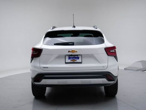 Used 2025 Chevrolet Trax LT FWD image 6