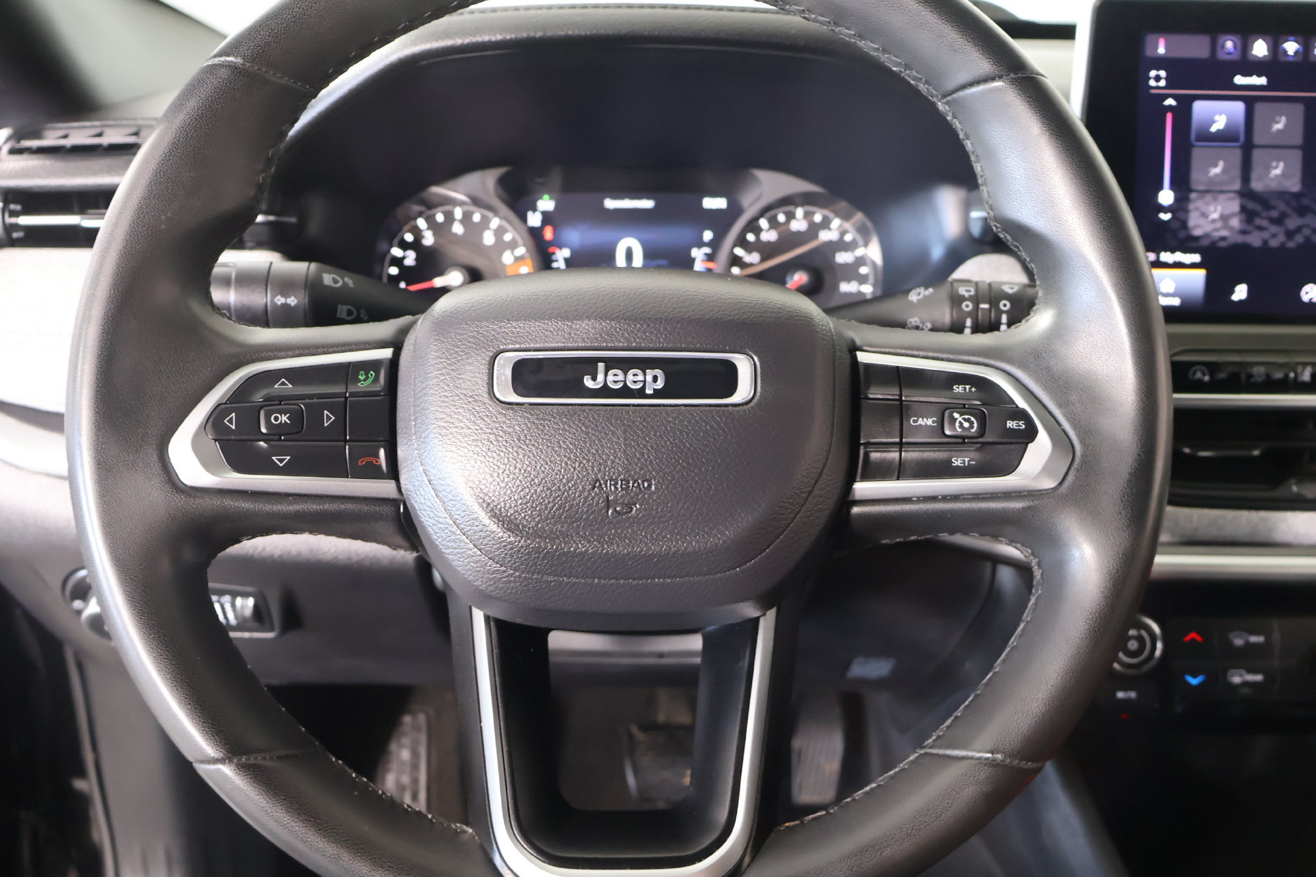 Used 2024 Jeep Compass Latitude AWD/4WD image 3