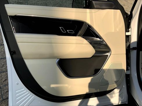 New 2025 Land Rover Range Rover SE image 11