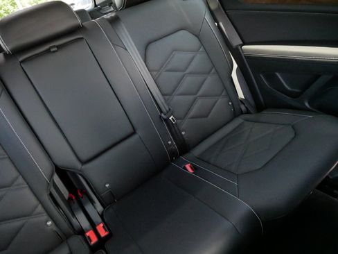 Used 2025 Volkswagen Atlas SE AWD/4WD image 14