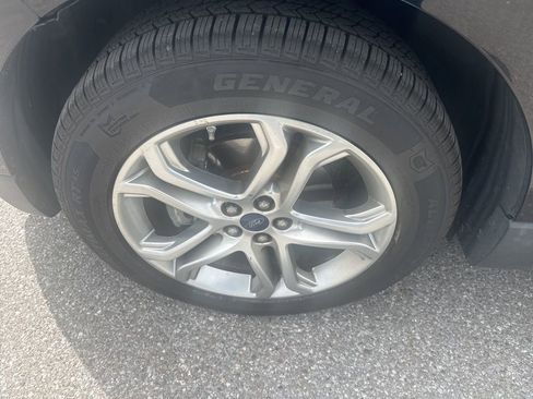 Used 2018 Ford Edge Titanium image 3