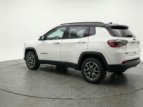 Used 2025 Jeep Compass Trailhawk image 6
