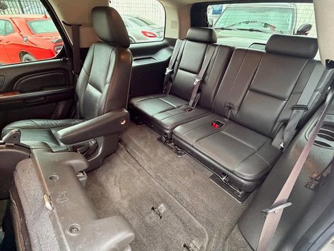Used 2012 Cadillac Escalade Luxury AWD/4WD image 21