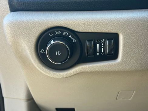 Used 2021 Chrysler Pacifica Touring image 6