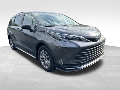Used 2025 Toyota Sienna LE AWD/4WD image 7