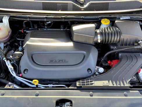 Used 2024 Chrysler Pacifica Touring-L FWD image 32