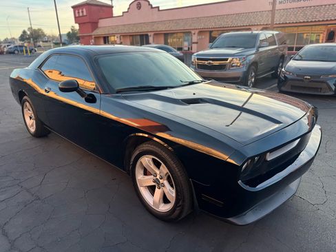 Used 2014 Dodge Challenger SXT image 4