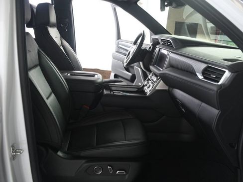 Used 2024 GMC Yukon XL Denali AWD/4WD image 30