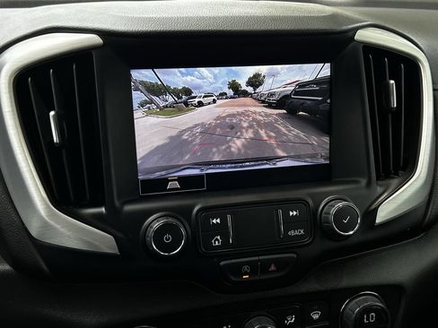 Used 2024 GMC Terrain SLE w/ Driver Convenience Package FWD image 18