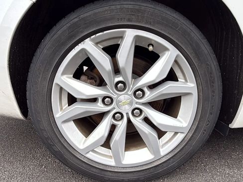 Used 2016 Chevrolet Impala LT w/ Convenience Package image 11