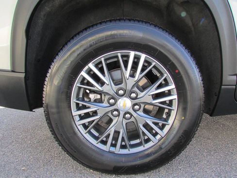 Used 2025 Chevrolet Traverse LT image 12