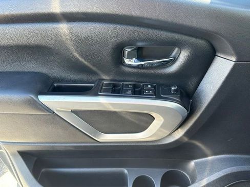Used 2017 Nissan Titan SV image 11