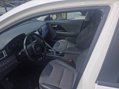 Used 2017 Kia Niro EX FWD image 3