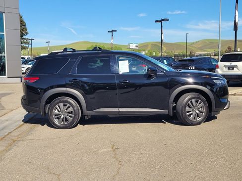Used 2024 Nissan Pathfinder SV image 3