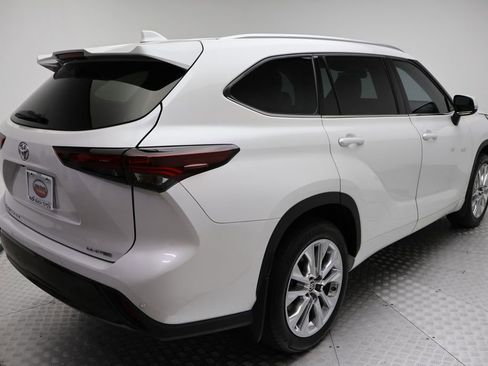 Used 2024 Toyota Highlander Limited image 8