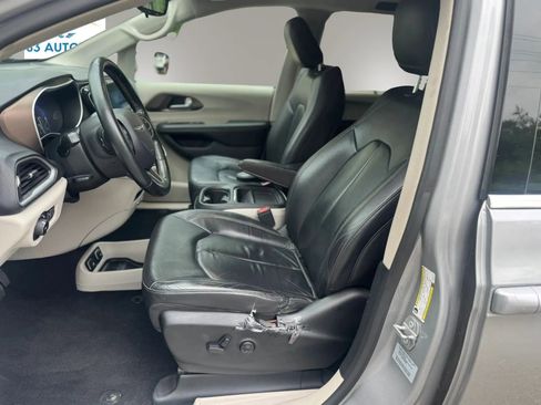 Used 2017 Chrysler Pacifica Touring-L FWD image 12