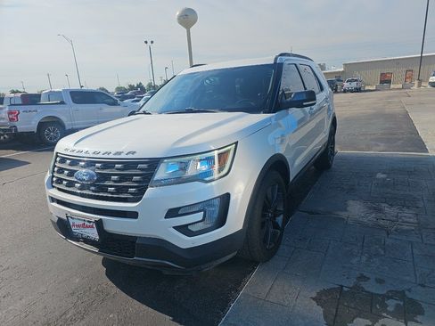 Used 2017 Ford Explorer XLT w/ Equipment Group 202A AWD/4WD image 7