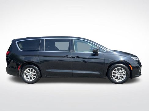 Used 2023 Chrysler Pacifica Touring-L FWD image 3