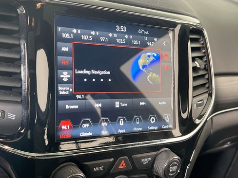 Used 2022 Jeep Grand Cherokee Limited image 15