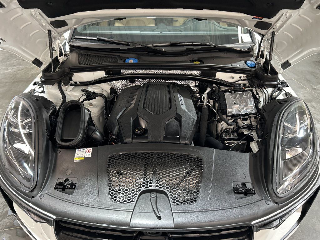 Certified 2023 Porsche Macan AWD/4WD image 28