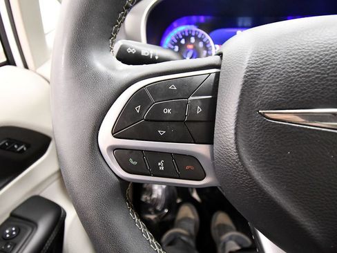 Used 2023 Chrysler Pacifica Touring-L FWD image 19