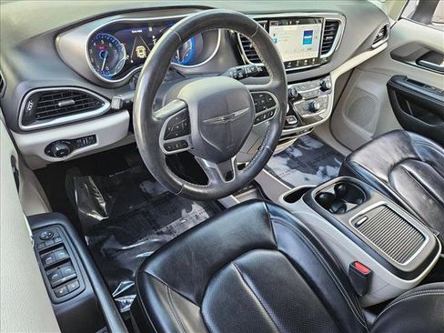 Used 2023 Chrysler Pacifica Touring-L image 9